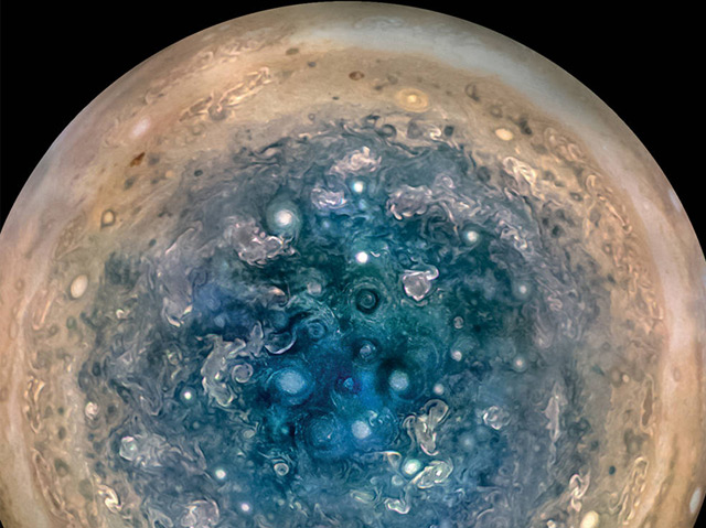 "Juno"-Aufnahme des Jupiter aus einer Höhe von 52.000 Kilometern: die ovalen Gebilde sind Zyklonen