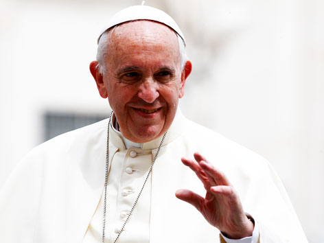 Papst Franziskus winkend, lächelnd