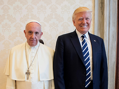 Papst Franziskus mit versteinerter Mine neben dem grinsenden Donald Trump
