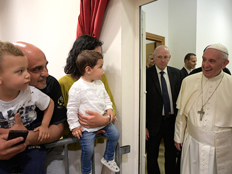 Papst Franziskus mit Kindern