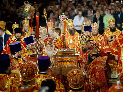 Viele russisch-orthodoxe Würdenträger mit einer Religuie des heiligen Nikolaus