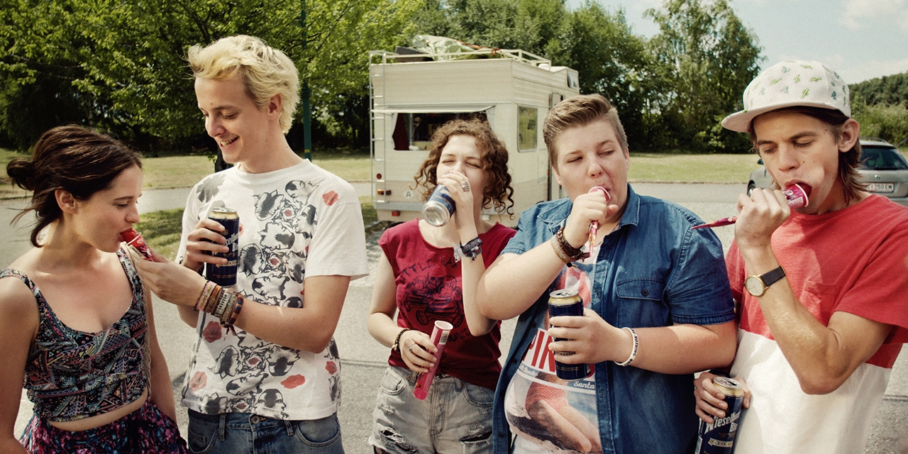 Filmstill mit Jugendlichen mit Bier und Eis