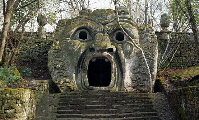 Skulptur im „Heiligen Wald“ von Bomarzo: "Höllenmaul"