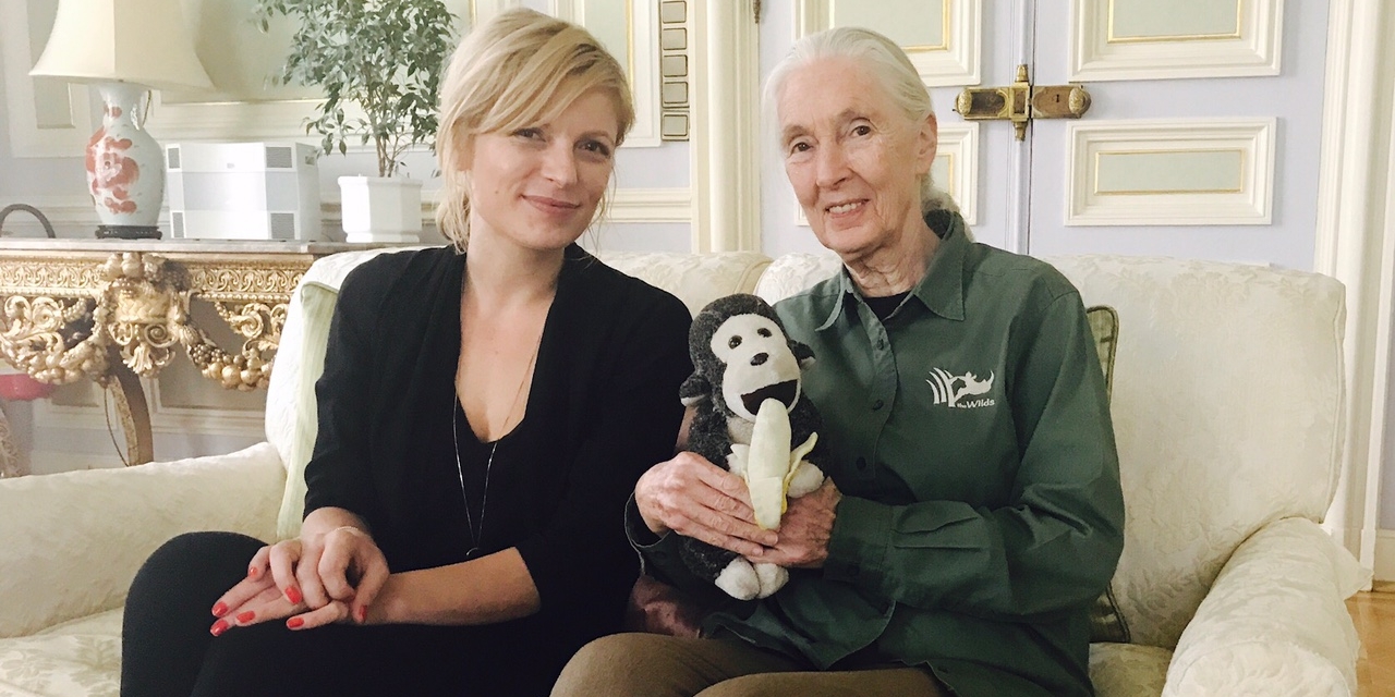 Nina Hochrainer und Jane Goodall auf einem Sofa