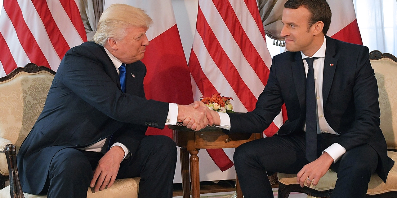 Trump und Macron schütteln Hände