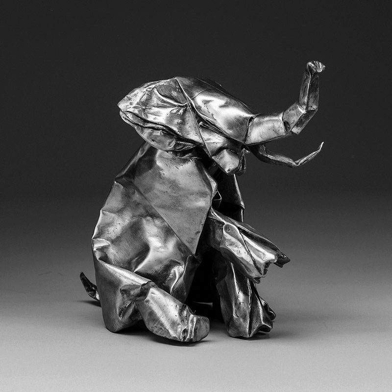 Plattencover von "Black Origami" - ein gefalteter Elefant