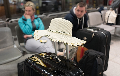 Reisende warten in Berlin auf dem Flughafen Tegel
