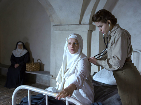 Filmstill aus "Agnus Dei": Eine Ärztin untersucht eine junge Ordensfrau