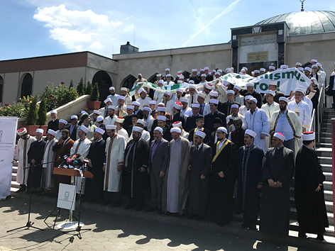 Imame vor der Moschee am Hubertusdamm in Wien-Floridsdorf mit einem Transparent gegen Terror