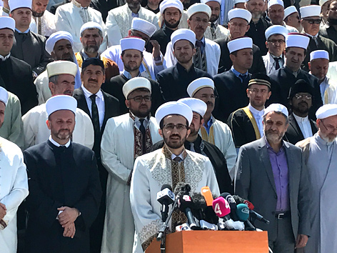 Imame und IGGÖ-Präsident Ibrahim Olgun vor der Moschee am Hubertusdamm in Wien-Floridsdorf mit einem Transparent gegen Terror