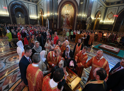 Menschen stehen Schlange, um in der Christ-Erlöser-Kathedrale in Moskau die Nikolaus-Reliquie zu küssen.