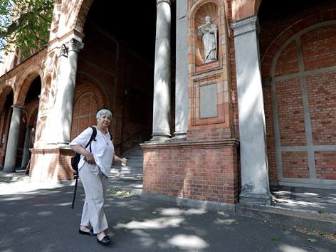 Seyran Ates vor der Johanneskirche in Berlin-Moabit mit ihrer neu eröffneten Moschee in Berlin
