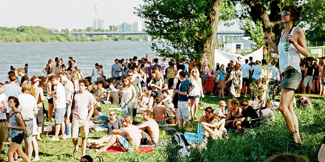 Tanzende Menschen auf der Donauinsel