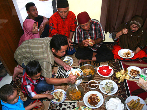 Großfamilie in Java beim Essen zum Fest Id al-Fitr