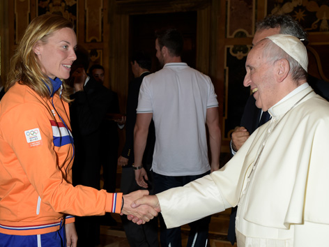 Papst mit Femke Heemskerk Schwimmerin Holland