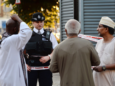 Polizei und Passanten nach dem Anschlag in Finsbury Park, Nordlondon