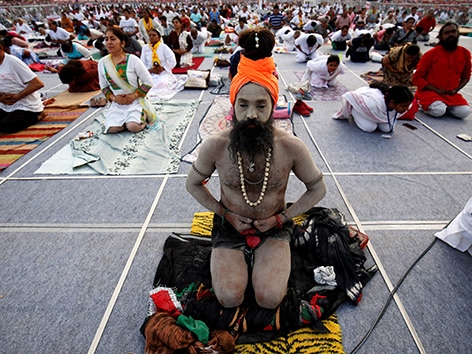 Sadhu am Welt-Yoga-Tag in Indien