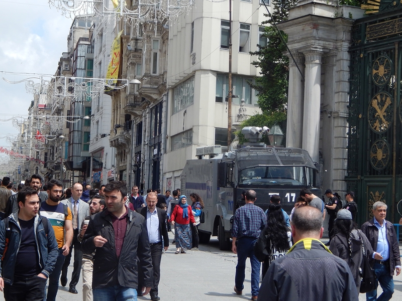 In der Nähe des Taksim-Platzes, ein Panzerwagen in der Fußgängerzone