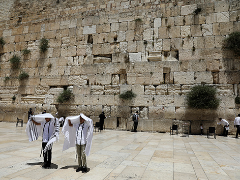 Blick auf die Klagemauer in Jerusalem mit einigen Gläubigen