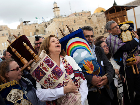 "Frauen an der Mauer" mit Thorarollen an der Klagemauer in Jerusalem