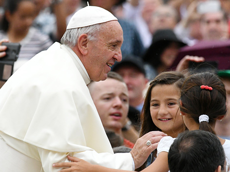 Papst Franziskus mit kleinen Mädchen bei der Generalaudienz auf dem Petersplatz