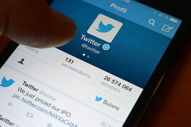 Twitter-App auf dem Bildschirm eines Smartphones