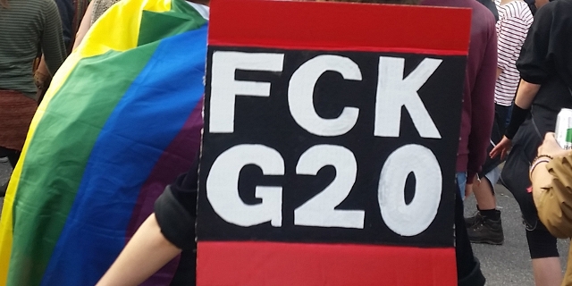 Schild, auf dem "FCK G20" steht