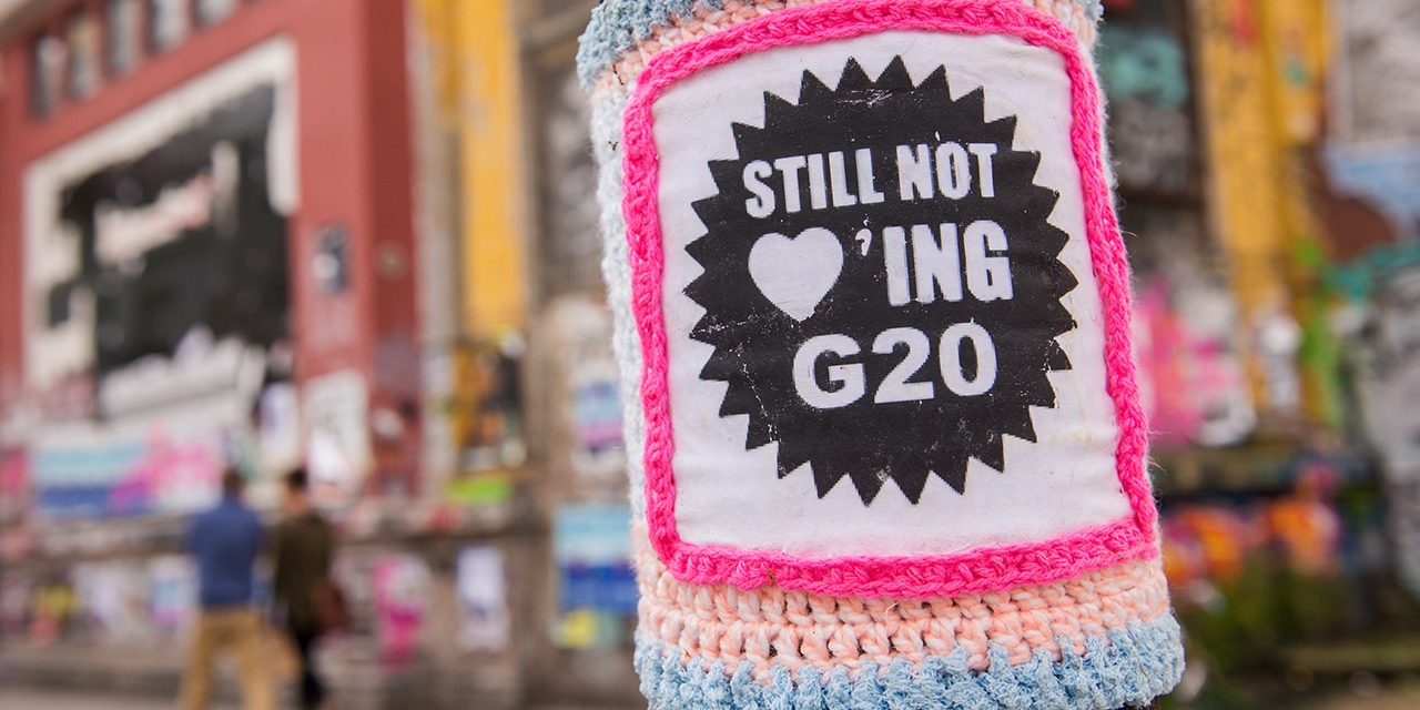 Bestrickter Baum "Still not loving G20"