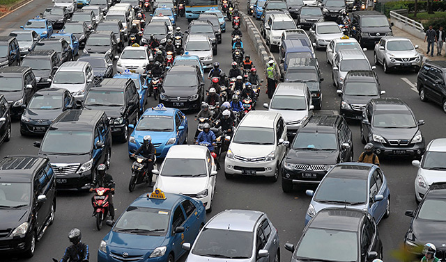 Autos und Motorräder im Verkehrsstau