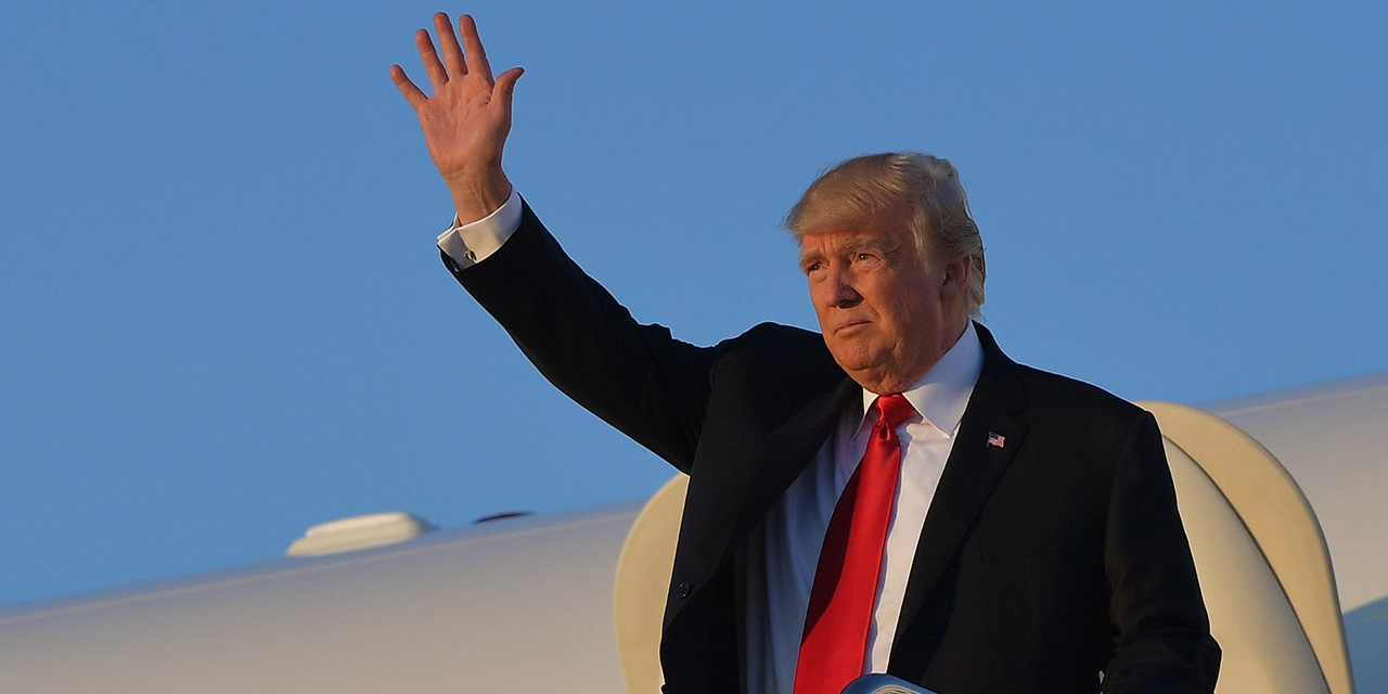 Donald Trump steigt aus dem Flugzeug