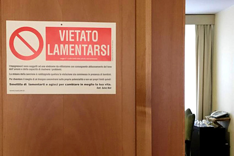 Schild an der Tür von Papst Franziskus: "Beschweren verboten"