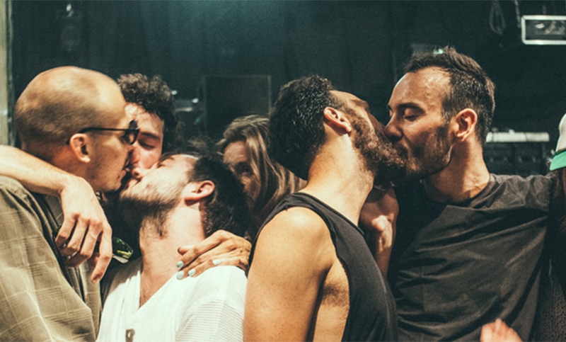 Küssende Männer