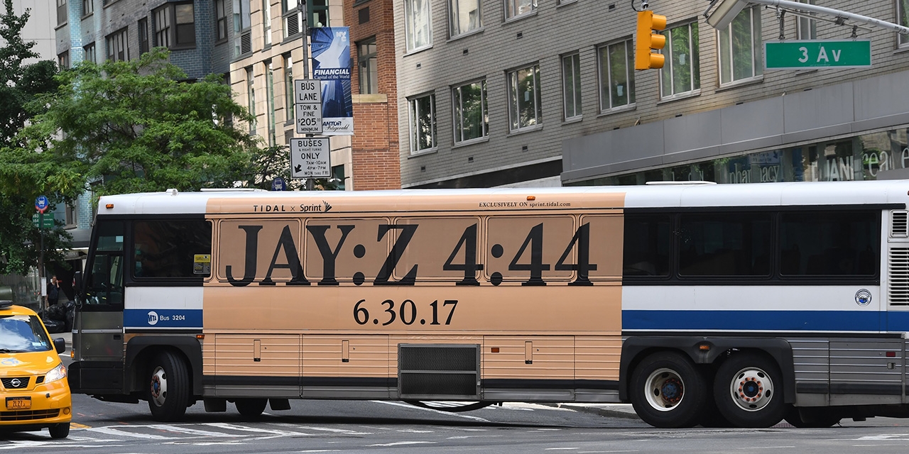 Werbung für 4:44 auf einem Bus in New York