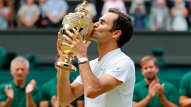 Roger Federer küsst den Siegerpokal in Wimbledon