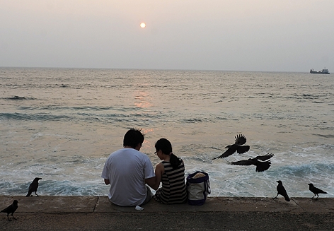 Touristen am Strand in Sri Lanka