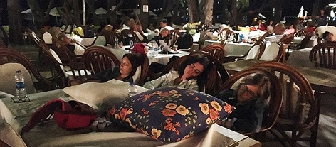 Touristen schlafen auf Sesseln im Freien