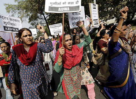 Frauen in Indien demonstrieren gegen sexuelle Gewalt