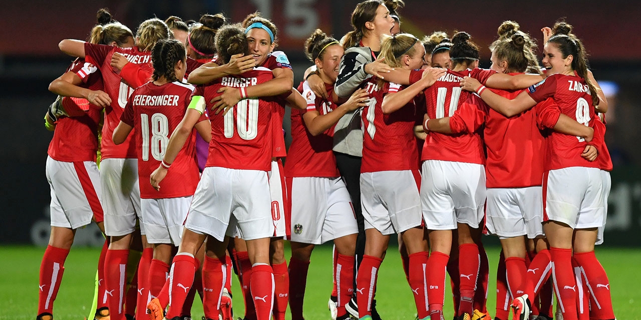 Die Österreichische Frauenmannschaft freut sich nach dem Sieg gegen Island