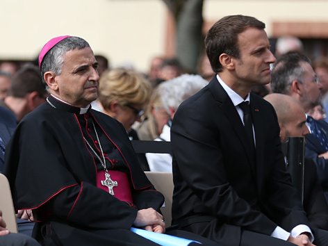 Der Erzbischof von Rouen, Dominique Lebrun, und der französische Staatspräsident, Emmanuel Macron, bei einer Gedenkmesse für den ermordeten Priester Jacques Hamel