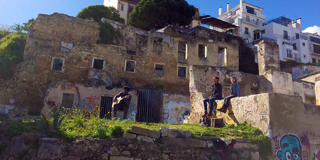 Lissabon Ruinen: Gitarrenspieler und zwei ZuhörerInnen