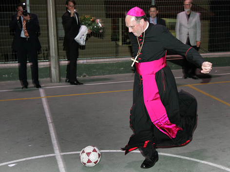 "Sportbischof" Alois Schwarz beim Fußballspielen
