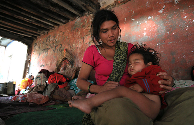 Nach dem Erdbeben: Frau aus Nepal hlät ihr Kind in Armen
