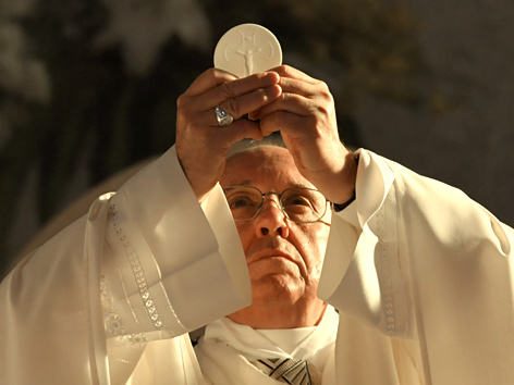 Papst Franziskus mit einer Priesterhostie