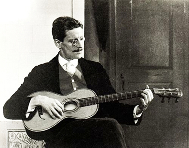 James Joyce spielt Gitarre (1915)