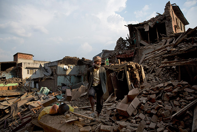 Nepal nach dem Beben: Mann steht zwischen den Trümmern eines Hauses