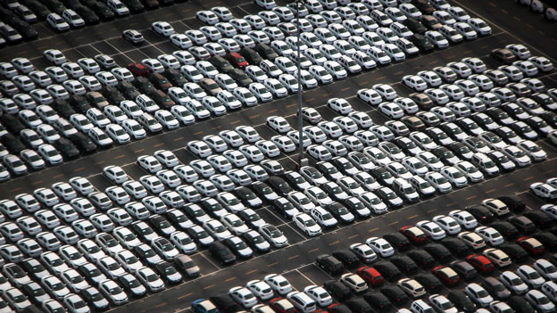 Viele weiße Autos auf Parkplatz