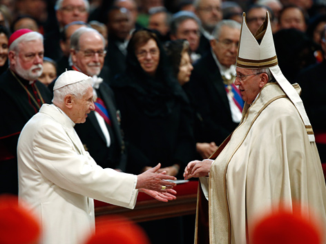 Benedikt XVI. und Papst Franziskus im Februar 2015 bei einer Messe im St.-Petersdom