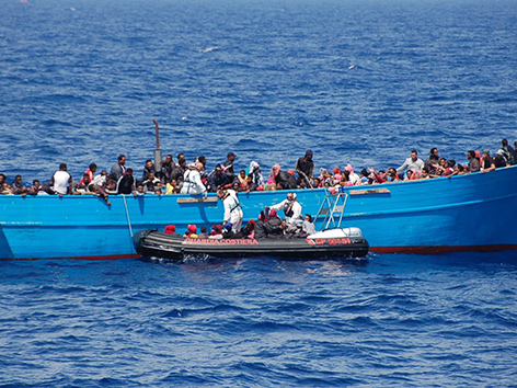 Flüchtlinge bei ihrer Rettung auf See