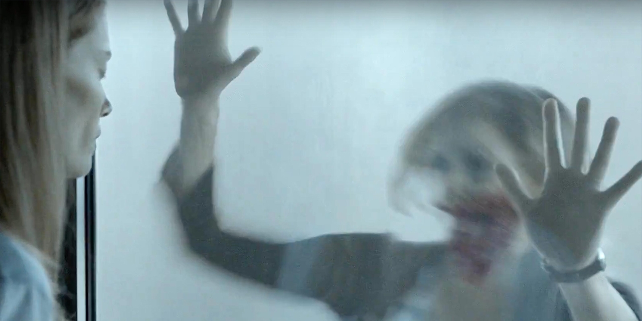 Bild aus der Serie "The Mist" - eine blutüberströmte Frau im Nebel