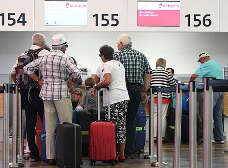 Passagiere beim Check-in für einen Air Berlin-Flug am Flughafen Wien-Schwechat